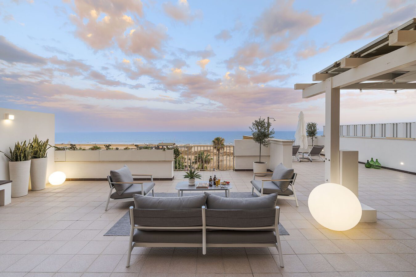 Terrazza moderna con vista sul mare, Vivere Lentamente in Sicilia: Vacanze Relax a Pozzallo