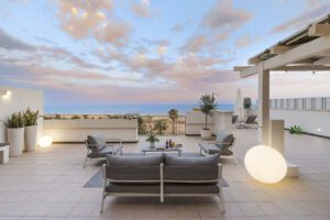 Terrazza moderna con vista sul mare, Vivere Lentamente in Sicilia: Vacanze Relax a Pozzallo