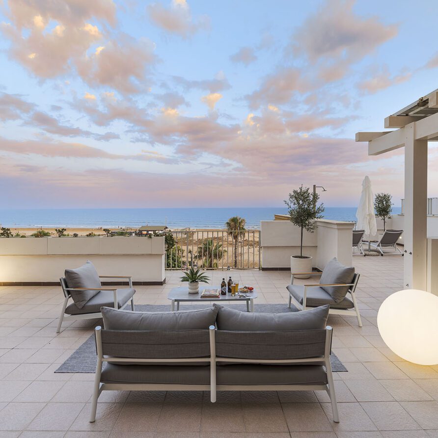 Terrazza moderna con vista sul mare, Vivere Lentamente in Sicilia: Vacanze Relax a Pozzallo