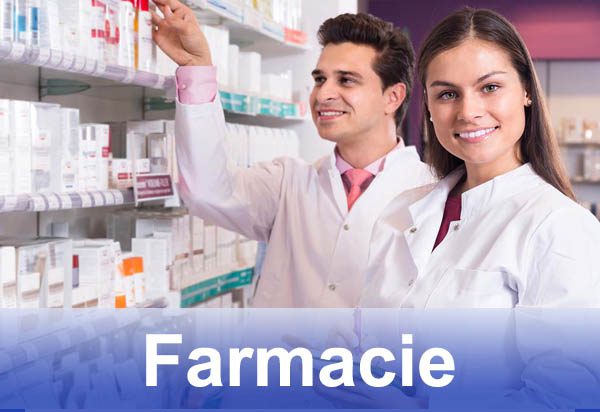 farmacie Farmacisti sorridenti in farmacia con scaffali pieni di medicinali e prodotti sanitari