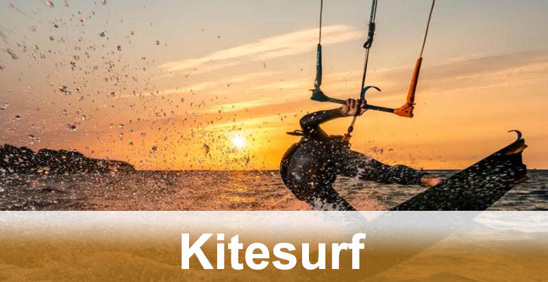 Personale che pratica kitesurf durante il tramonto sull'oceano con vela colorata