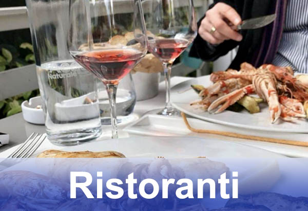 Ristoranti Pozzallo Cena elegante con vino rosso, crostacei e acqua in un ristorante raffinato