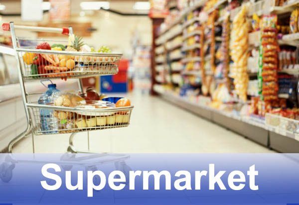 supermarket Interno di un supermercato con scaffali pieni di prodotti alimentari e spazi ben organizzati