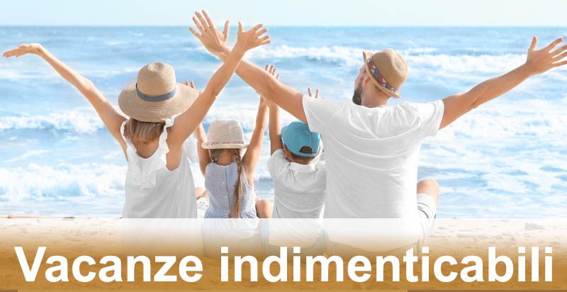 vacanza_indimenticabile Gruppo di persone con cappelli e magliette bianche che festeggiano sulla spiaggia con le braccia alzate