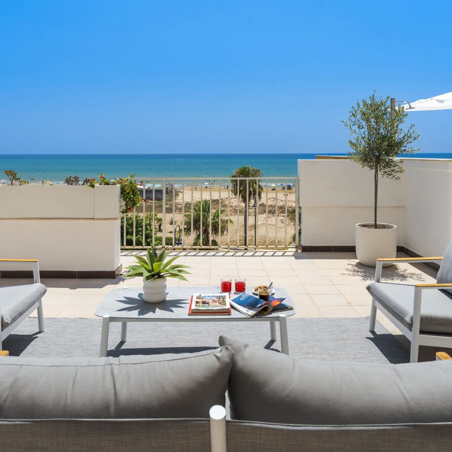 Vista tranquilla sulla spiaggia con mobili da esterno e vista mare invitante