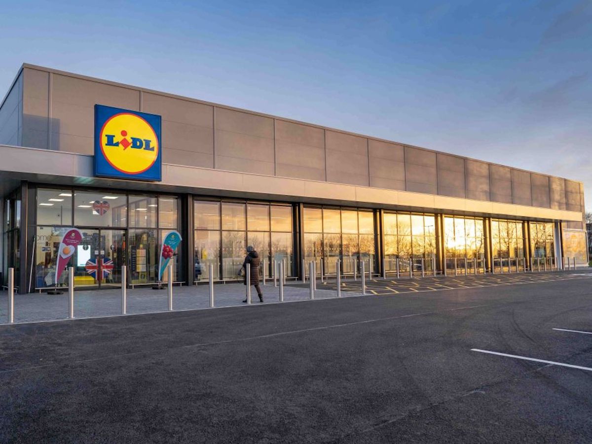 Außenansicht einer Lidl-Filiale mit großem, gut sichtbarem Schild und großem Parkplatz davor