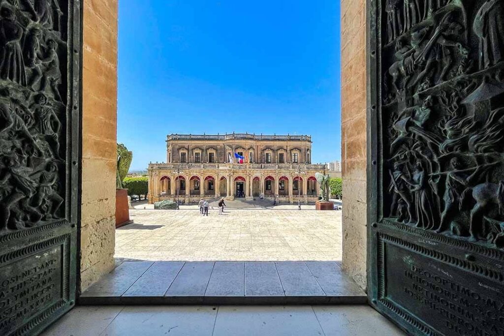 Vista panoramica di un monumento storico visto attraverso un'imponente entrata decorata