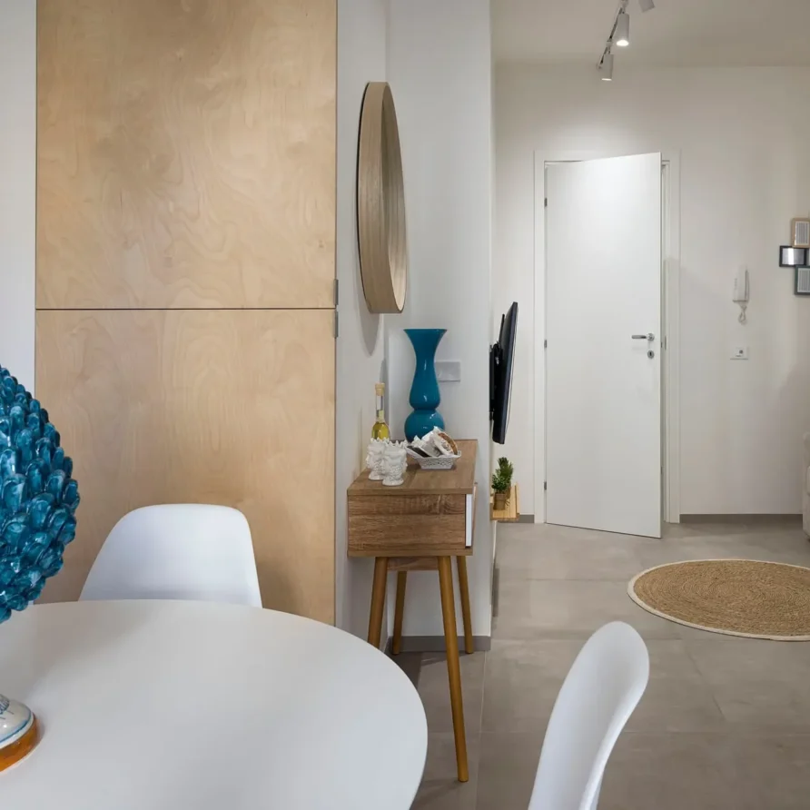 Interno di un soggiorno moderno con divano, tappeto rotondo e decorazioni in stile minimalista