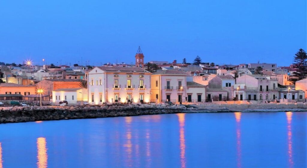 Donnalucata: Retro Charm and Traditional Market (Travel time: about 10-15 minutes)